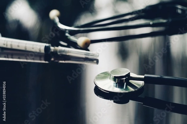 Obraz close up stethoscope and syringe on table