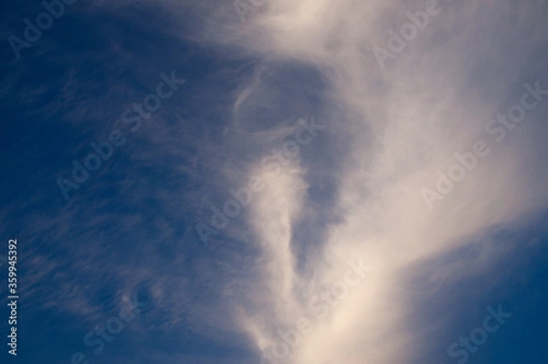 Fototapeta 青空を背景に夕陽を受けて広がる雲 巻雲