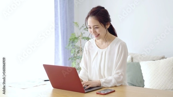 Fototapeta リモートワークで働く女性