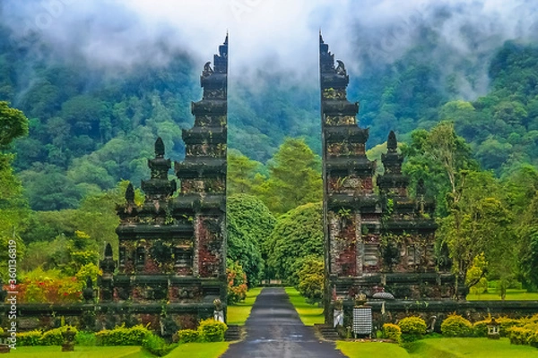 Fototapeta Gates to one of the Hindu temples in Bali in Indonesia