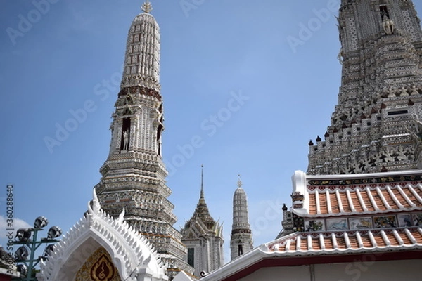Fototapeta The majestic temples of Bangkok. 