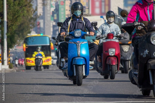 Fototapeta 主要な移動手段として利用されるオートバイがたくさん行き交う台湾の街