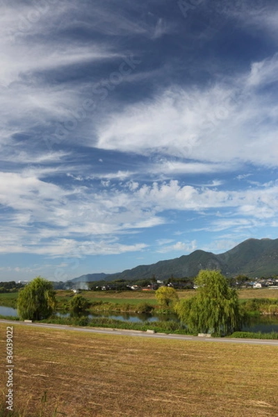 Obraz 川原の牧草地と川と山と空
