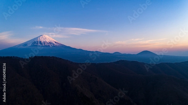 Fototapeta 西湖から望む夕暮れマジックアワーの富士山