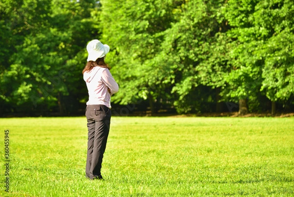 Obraz 芝の上で立つ自然体の女性 03