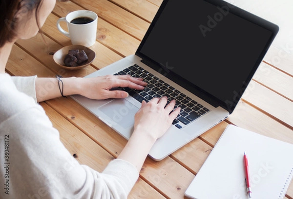 Obraz ノートパソコン ラップトップパソコンを操作する女性