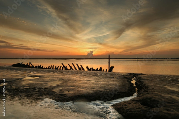 Obraz Wrecked ship in water at spectacular sunset