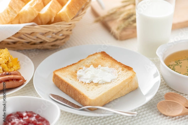 Fototapeta 食卓に並んだ食パン（マーガリン）