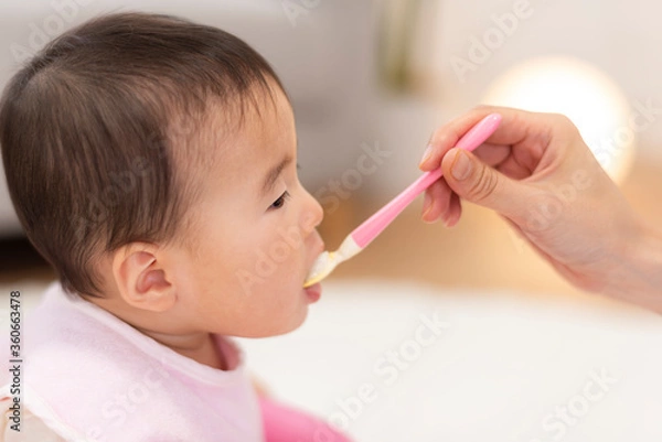 Obraz 赤ちゃんに離乳食を食べさせる