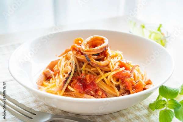 Fototapeta イカのトマトソースパスタ