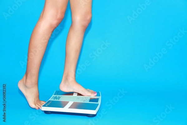 Fototapeta 体重計に乗る女性