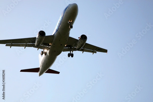 Fototapeta avion attérissage  à l’aéroport de Heathrow à Londres