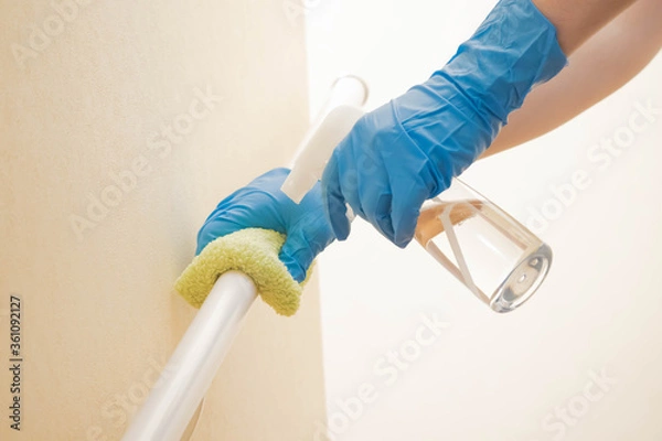 Obraz 階段の手すりの除菌作業