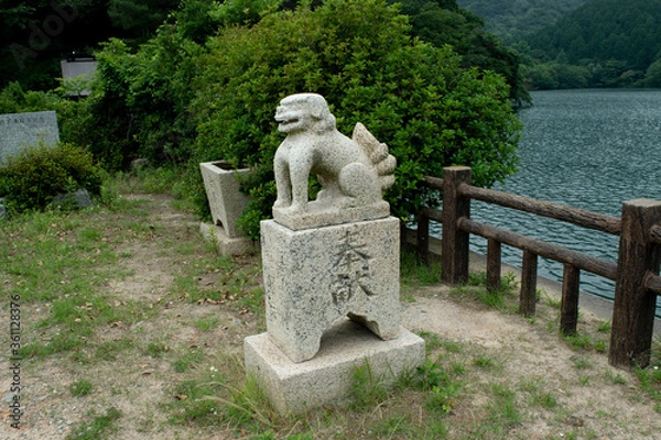 Obraz 下関市、深坂自然の森神社の狛犬