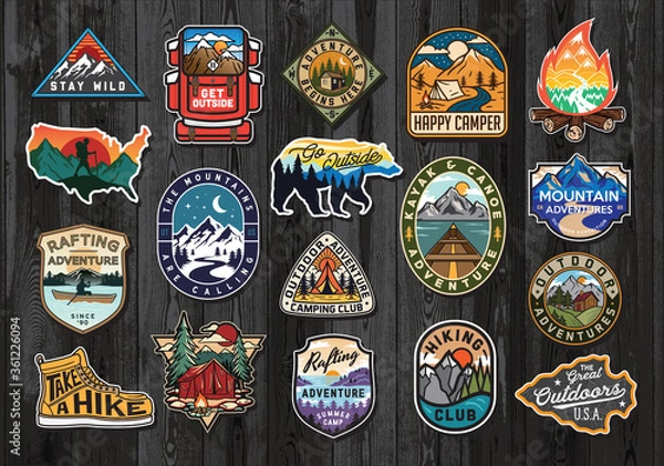 Obraz Zestaw naszywek logo Vintage Outdoor Summer Camp na desce drewnianej. Ręcznie rysowane i wektorowe wzory godła. Doskonały do ​​koszul, znaczków, naklejek, logo i etykiet.