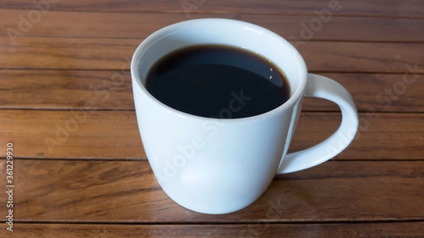 Fototapeta 카페의 흰색 머그컵에 담긴 따뜻한 아메리카노
