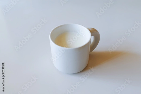 Obraz 白いテーブルの白いマグカップと白いミルク
