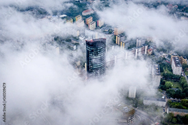 Obraz Widok z góry na wieżowiec Sky Tower we mgle we Wrocławiu. Epicki mglisty poranek w mieście i wysoki budynek w chmurach. Wrocław, Polska