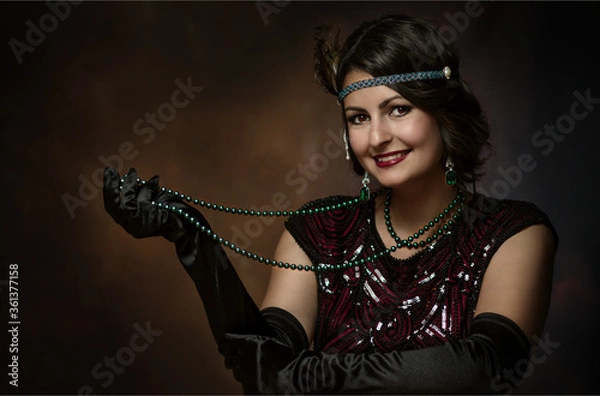 Obraz Młoda elegancka kobieta z naszyjnikiem z pereł w latach dwudziestych XX wieku