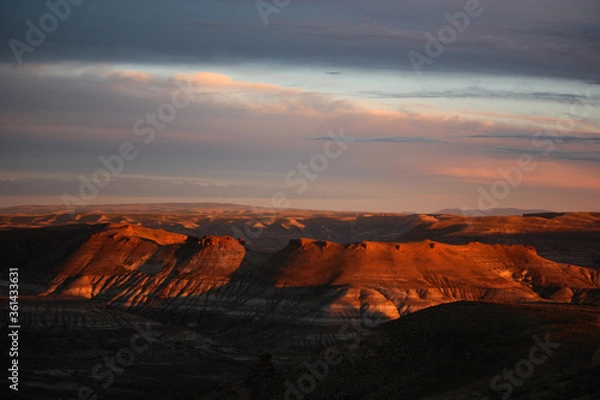 Fototapeta Overview of Red Desert Mountains During Sunset in Wyoming