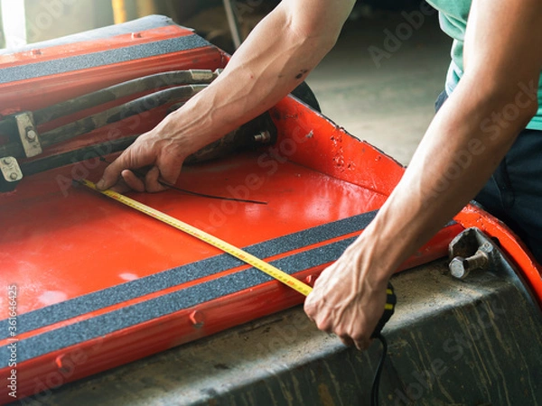 Obraz MECHANIC MAKING REPAIRS IN THE WORKSHOP