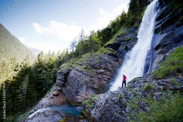Fototapeta cascade du rouget with man
