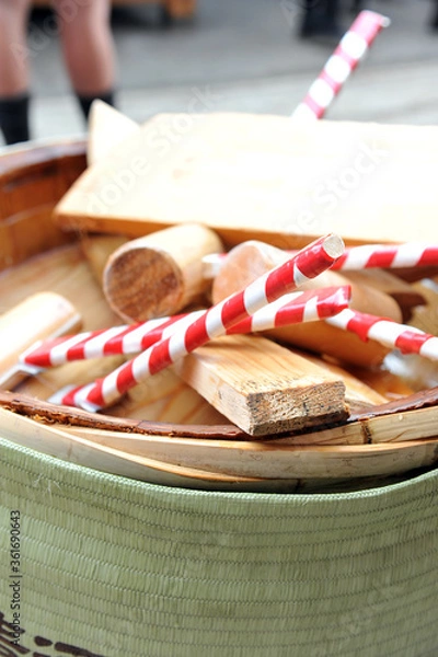 Obraz 酒樽の蓋を木槌で割って開封する鏡開き