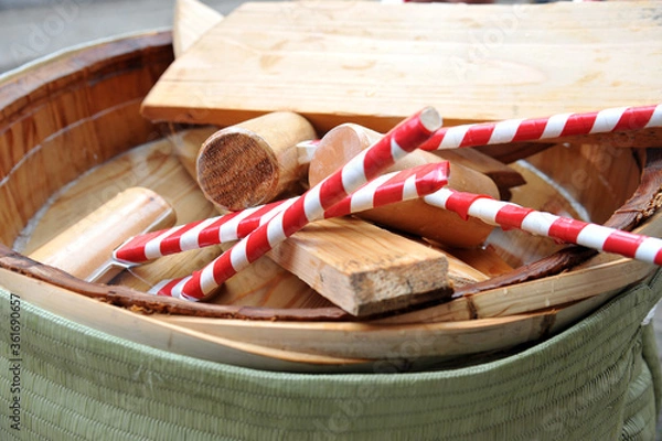 Fototapeta 酒樽の蓋を木槌で割って開封する鏡開き