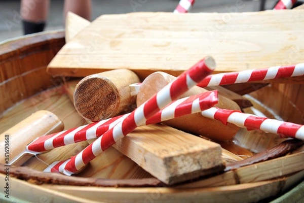 Fototapeta 酒樽の蓋を木槌で割って開封する鏡開き