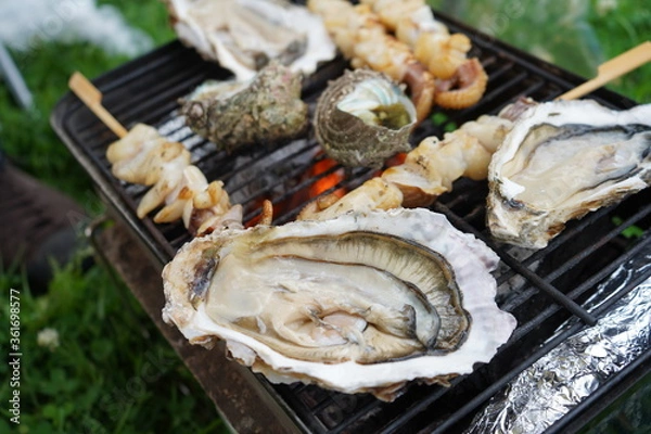 Fototapeta シーフード　BBQ　キャンプ　アウトドア　牡蠣　イカ　タコ　サザエ　炭火　グリル