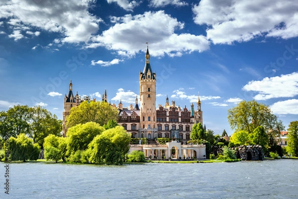 Obraz Schwerin Castle looking like a fairy tale castle surrounded by a wonderful landscape composed of lakes and forests 