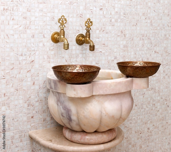 Obraz faucets and  copper bowl in turkish hamam
