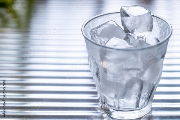 Obraz 氷入り冷水の入ったグラス