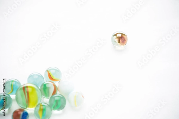Fototapeta 白い背景に複数のビー玉
