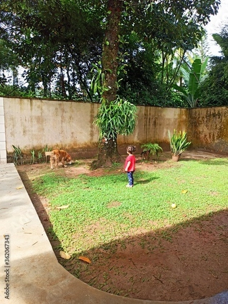Fototapeta criança brincando com cachorro