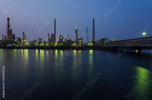 Fototapeta プラントの煙突が並ぶ夜の工業地域