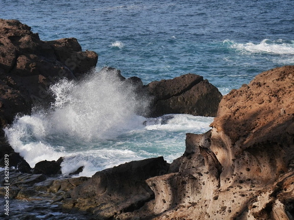 Obraz waves crashing on rocks