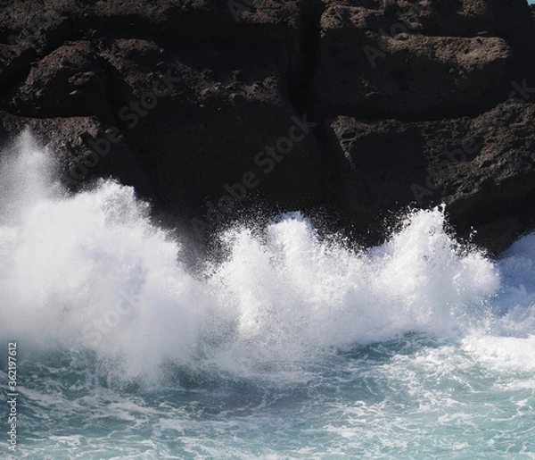 Obraz waves crashing on rocks