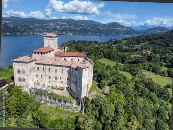 Obraz La rocca di Angera dal drone
