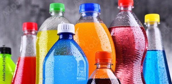 Obraz Plastikowe butelki różnorodnych gazowanych napojów bezalkoholowych