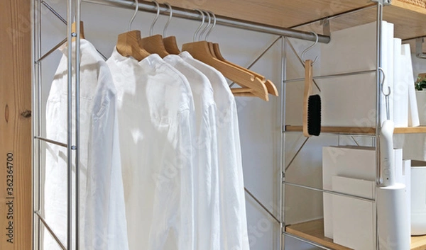Obraz ハンガーラック内の白いシャツ