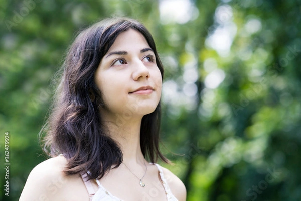 Fototapeta 屋外での女性ポートレート