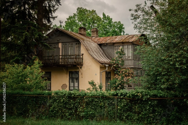 Fototapeta An old abandoned house on a farm yard