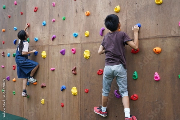 Obraz ボルダリングを楽しむ子供達　家族　兄弟　クライミング　アトラクション　ボルダリング　挑戦　