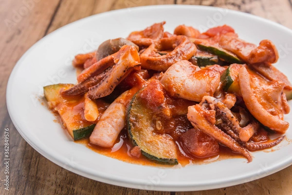 Fototapeta イカとズッキーニのトマト煮