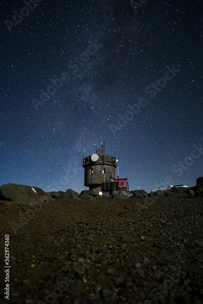 Obraz Mount Washington Observatory at night.