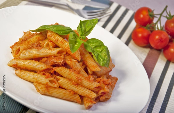 Obraz spaghetti con salsa di pomodoro e tonno