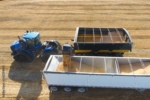Obraz loading grain harvester into haulage track farming agriculture
