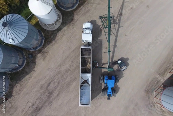Obraz loading grain harvester into haulage track farming agriculture