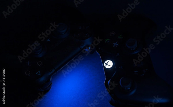 Fototapeta Xbox und PS4 Controller